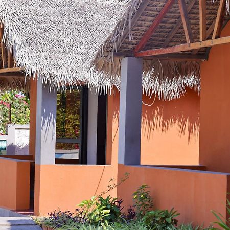 Le Jardin Des Delices Hotel Mahajanga Exterior foto