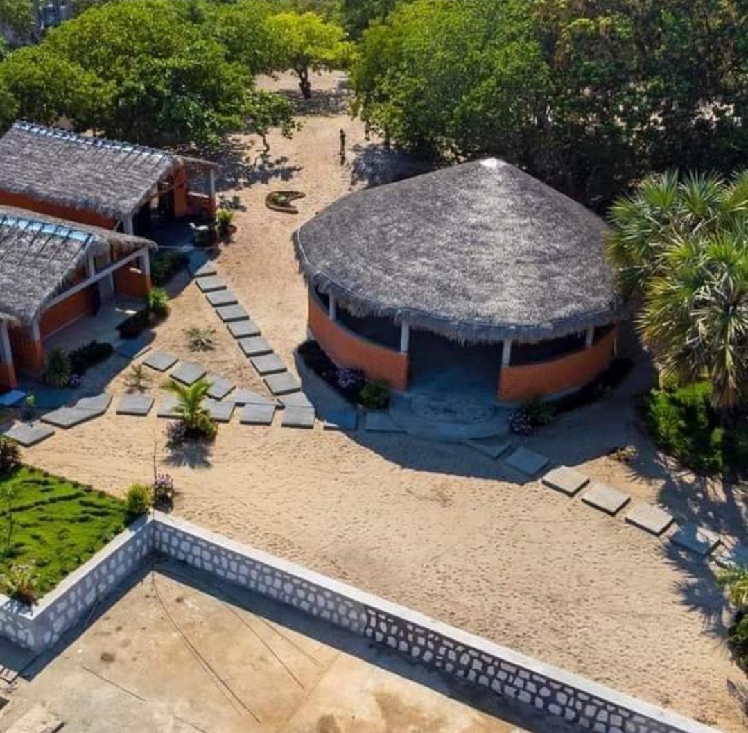 Le Jardin Des Delices Hotel Mahajanga Exterior foto